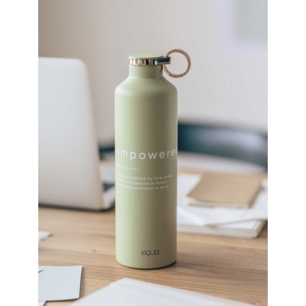 Die Thermosflasche Classy Empowered von EQUA ist einfach zum Tragen dank des runden Tragehenkels am Deckel.