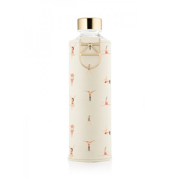 EQUA Trinkflasche Playa 750 ml - transparente Glasflasche mit Schutzhülle cremefarben mit Frauen Comics im Badeanzug in Turn Posen.