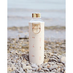 Glasflasche mit Schutzhülle im Beach Design: comic Frauenfiguren auf der Hülle in tanzenden Gymnastik Posen im Badeanzug.