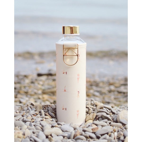 Glasflasche mit Schutzhülle im Beach Design: comic Frauenfiguren auf der Hülle in tanzenden Gymnastik Posen im Badeanzug.