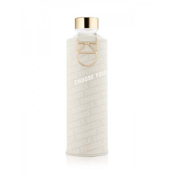 EQUA Trinkflasche Choose Yourself 750 ml - transparente Glasflasche mit Schutzhülle cremefarben mit Text Choose Yourself auf der Hülle.