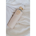 Glasflasche mit Schutzhülle aus faux-leather grau cremefarben mit Text CHOOSE YOURSELF aufgedruckt auf der Hülle. Deckel goldfarben.