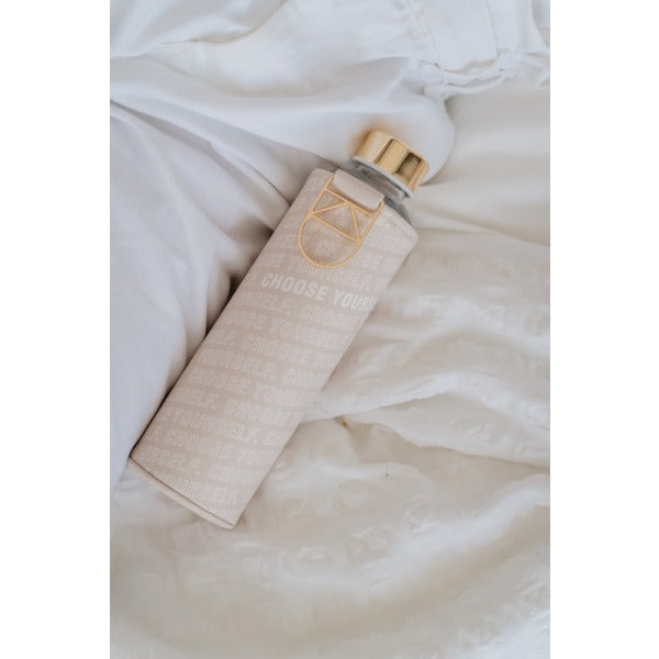 Glasflasche mit Schutzhülle aus faux-leather grau cremefarben mit Text CHOOSE YOURSELF aufgedruckt auf der Hülle. Deckel goldfarben.