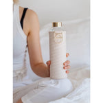 Trinkflasche CHOOSE YOURSELF mit Schutzhülle und goldenem Tragehenkel. Der ideale Yoga Begleiter.