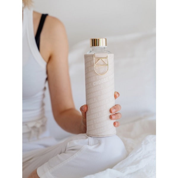 Trinkflasche CHOOSE YOURSELF mit Schutzhülle und goldenem Tragehenkel. Der ideale Yoga Begleiter.