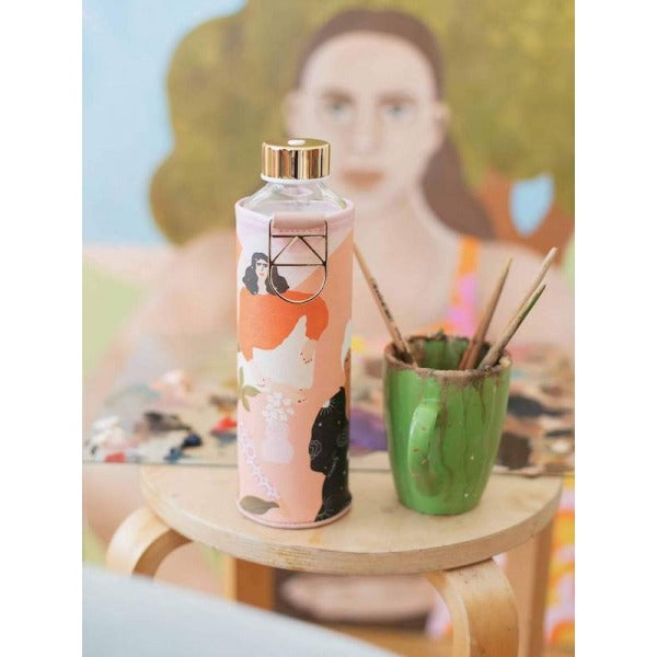 Glasflasche mit Schutzhülle aus faux-leather mit einem Bild das von der slovenischen Küstlerin Alja Horvat gemalt wrude. Abstrakt mit Personen drauf.