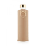 EQUA Trinkflasche Sienna 750 ml - transparente Glasflasche mit Schutzhülle und Tragehenkel. Hülle unifarben ocker beiger farbton und goldener Tragehenkel und goldener Deckel.