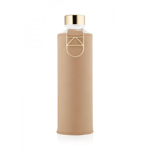 EQUA Trinkflasche Sienna 750 ml - transparente Glasflasche mit Schutzhülle und Tragehenkel. Hülle unifarben ocker beiger farbton und goldener Tragehenkel und goldener Deckel.