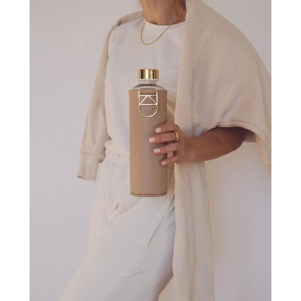 Sienna Glasflasche mit Schutzhülle idealer Begleiter für sportlich bis elegant.