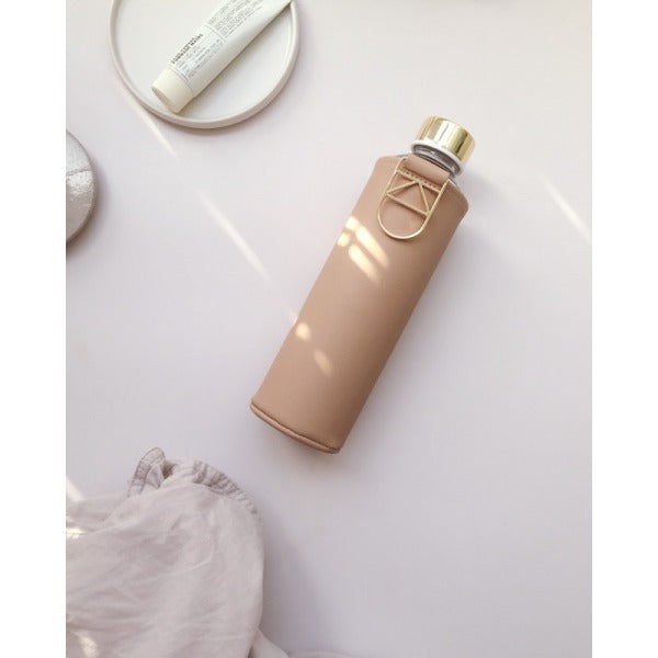 Trinkflasche Sienna mit Schutzhülle in beige ocker mit gold. zeitos und stilvoll. gut zum kombinieren.