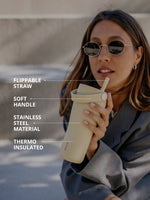 Der stylishe carry cup kann dank klappbarem Trinkhalm einhändig bedient werden, verfügt über einen Tragehenkel, ist aus hochwertigem food grade Edelstahl und doppelt vacuum isoliert.