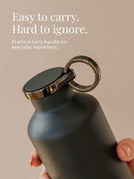 Die Thermosflasche Classy Dark Grey von EQUA ist einfach zum Tragen dank des runden Tragehenkels am Deckel.