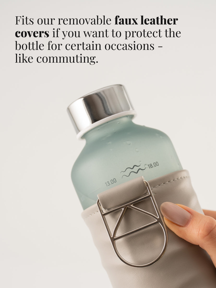 Glastrinkflasche kann ergänzt werden mit zahlreichen passenden Schutzhüllen aus faux-leather oder Filz. Schützt die Glasflasche auch für den Gebrauch unterwegs.