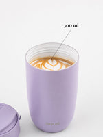 Der wiederverwendbare nachhaltige Kaffeebecher mit Deckel ist auslaufsicher und fasst 300ml.