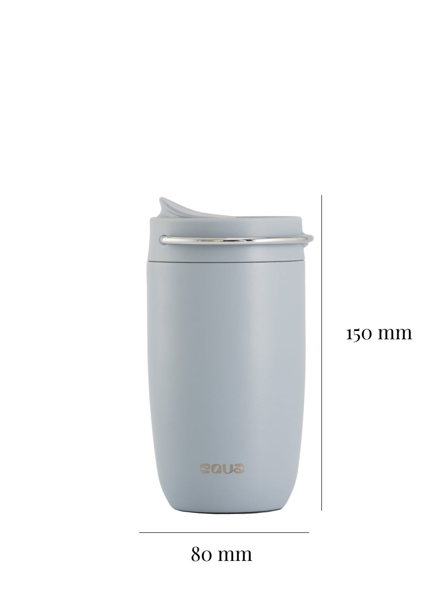 Der isolierte und auslaufsichere Kaffeebecher mit Deckel ist 150mm hoch und 80mm im Durchmesser.