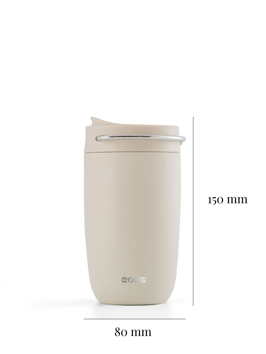 Der isolierte und auslaufsichere Kaffeebecher mit Deckel ist 150mm hoch und 80mm im Durchmesser.