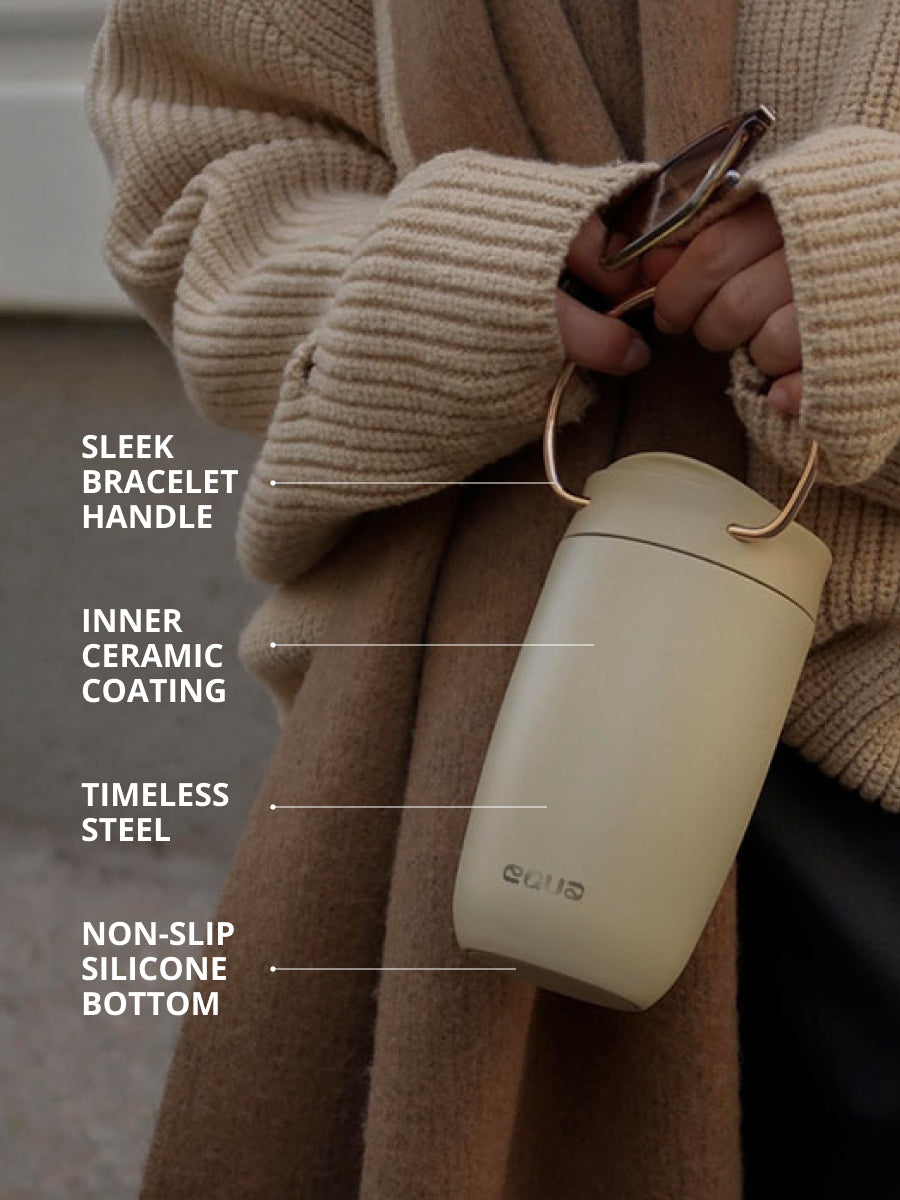 Der Thermosbecher kommt mit einem praktischen Edelstahl Tragegriff, einer Keramik Innenbeschichtung für Geschmacksneutralität, hochwertigem doppelt isoliertem Edelstahl und einem silikon anti Rutschboden.