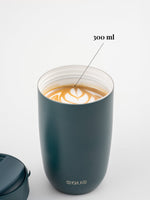 Der wiederverwendbare nachhaltige Kaffeebecher mit Deckel ist auslaufsicher und fasst 300ml.