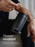 Der thermoisolierte double wall Cup ist auslaufsicher und hält Deinen Kaffee, Tee oder Matcha bis zu vier stunden kalt und 8 Stunden warm.