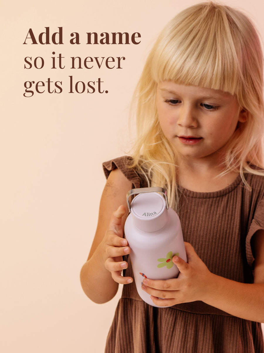 Personalisieren Sie die Trinkflasche Ihres Kindes mit seinem Namen: so ist die Kinder Trinkflasche super persönlich und geht nicht mehr verloren oder wird vertauscht.