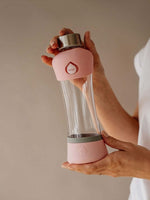 Purer Geschmack beginnt mit glas. Trinkflasche aus hochwertigem Borosilikatglas, hergestellt in der EU. Fasst 550ml. Auslaufsicher. Langlebige und nachhaltige Materialien. Einzigartige ergonomische Form der Trinkflasche.