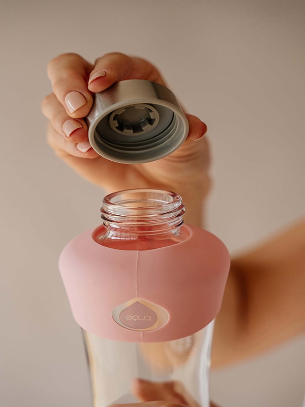 Transparente unbedruckte Trinkflasche aus hitzebeständigem Borosilikatglas. 100% auslaufsicher mit Edelstahldeckel und austauschbarem anti bakteriellem Silikonring.