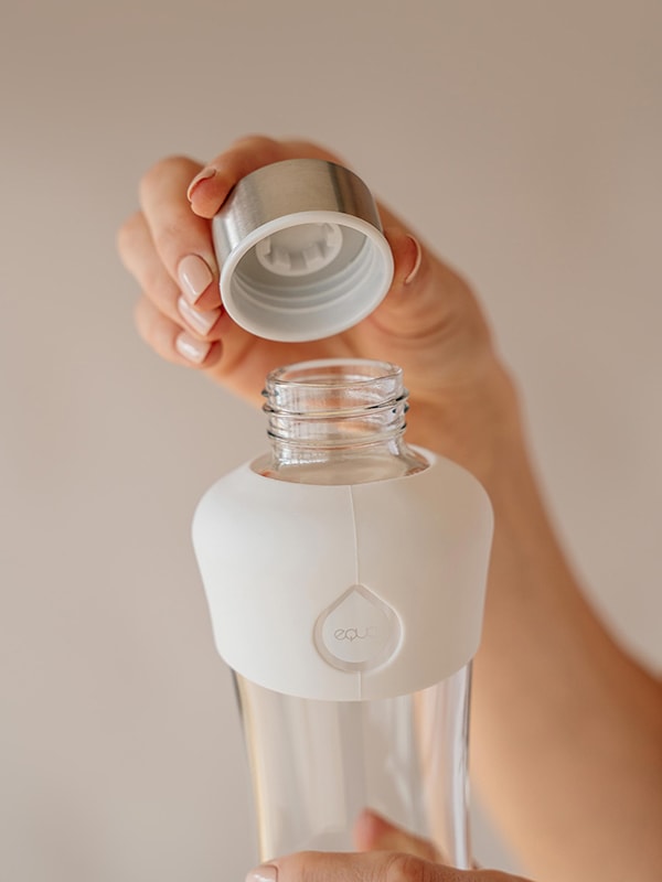 Glas Trinkflasche mit Silikonschutz für unterwegs. Mundöffnung 35mm.