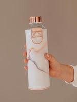 Trinkflasche Lava mit Schutzhülle im Design Lava und transparenter Glasflasche innen. Deckel Bronze.