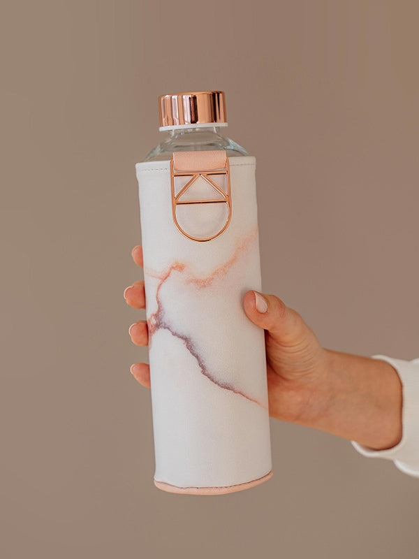 Trinkflasche Lava mit Schutzhülle im Design Lava und transparenter Glasflasche innen. Deckel Bronze.
