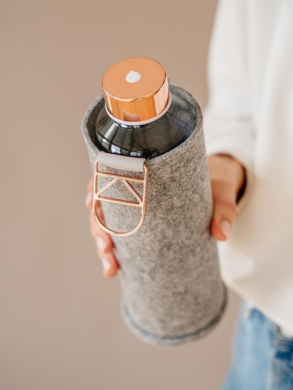 Der Deckel der Mismatch Rose Glasflasche kann mit Lasergravur individuell personalisiert werden.