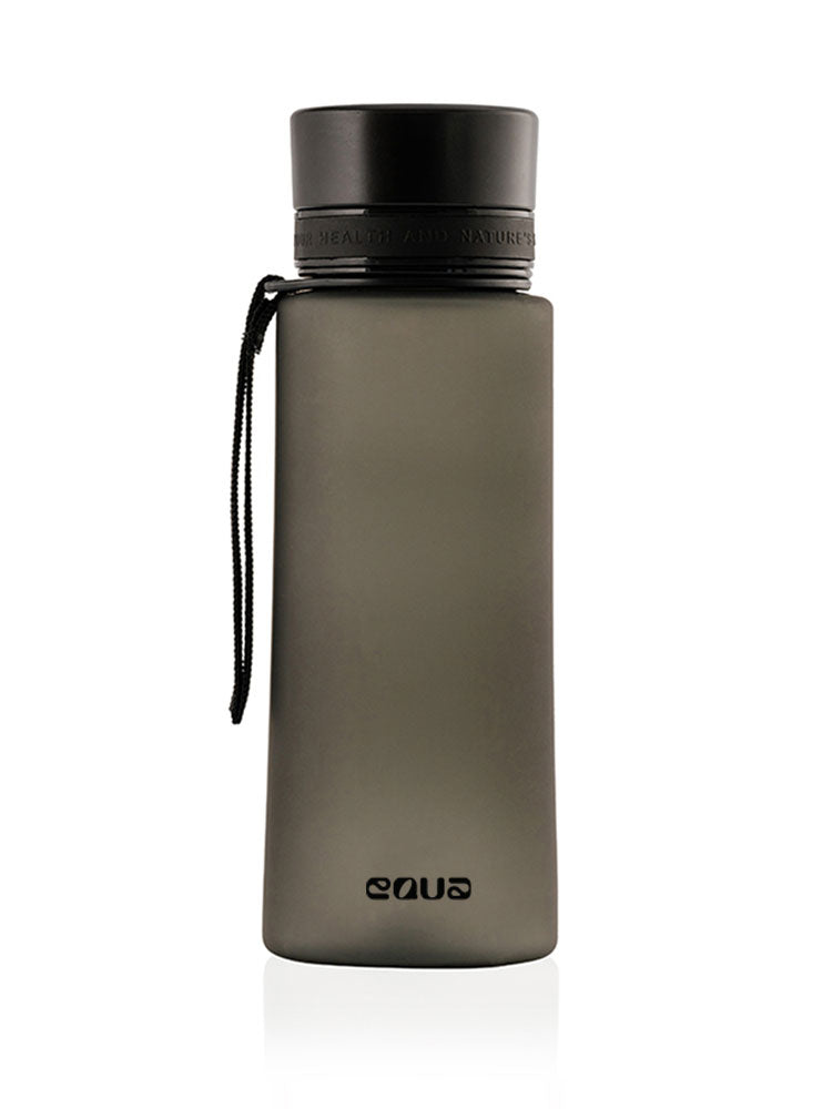 EQUA Trinkflasche aus BPA freiem hochwertigem Eastman Tritan Kunststoff - fasst 600ml - ohne Aufdruck - Deckel und Tragebändel - im semi transparenten matten schwarz.