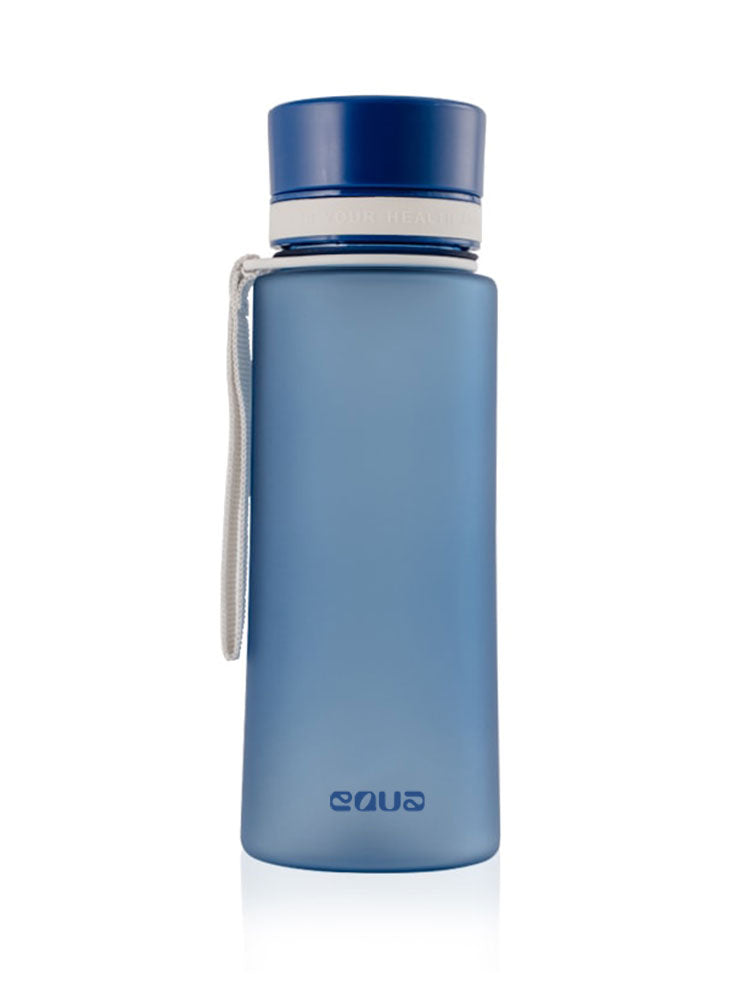EQUA Trinkflasche aus BPA freiem hochwertigem Eastman Tritan Kunststoff - fasst 600ml - ohne Aufdruck - Deckel und Tragebändel - im semi transparentem dunkelblau.