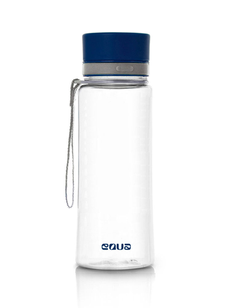 EQUA Trinkflasche aus BPA freiem hochwertigem Eastman Tritan Kunststoff - fasst 600ml - ohne Aufdruck - Deckel und Tragebändel - transparent mit blauem Deckel. Ideal auch zum bedrucken mit Ihrem Logo.