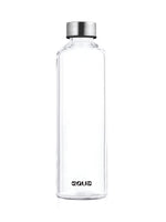 In der Filz Schutzhülle befindet sich die unbedruckte Trinkflasche aus ultra klarem Borosilikatglas mit mattem silberenen Edelstahldeckel.