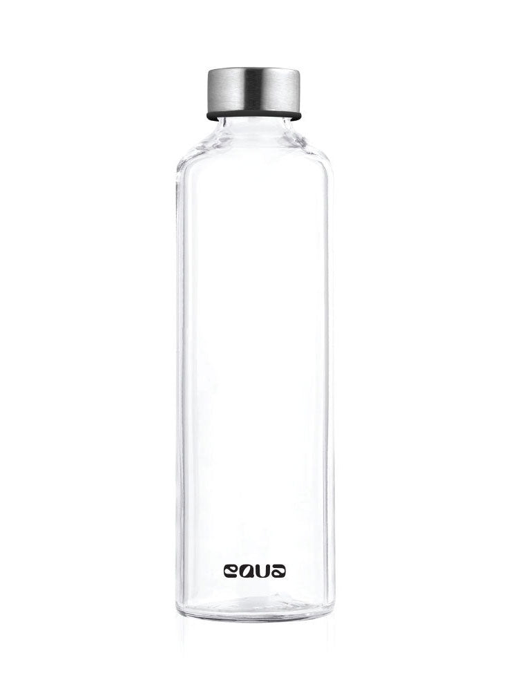 In der Filz Schutzhülle befindet sich die unbedruckte Trinkflasche aus ultra klarem Borosilikatglas mit mattem silberenen Edelstahldeckel.