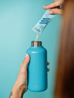Fülle Deine Trinkflasche immer wieder nach auch mit unseren recharge tonics in unterschiedlichen Geschmacksrichtungen; Pulver rein, Hahnenwasser rein, schütteln und trinken.