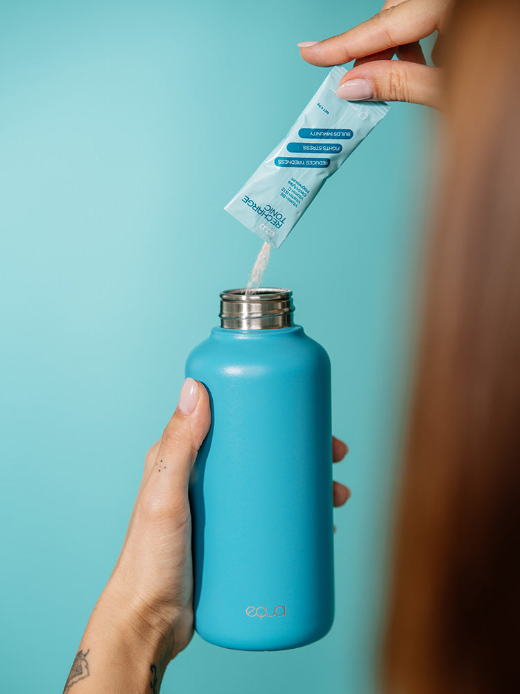 Fülle Deine Trinkflasche immer wieder nach auch mit unseren recharge tonics in unterschiedlichen Geschmacksrichtungen; Pulver rein, Hahnenwasser rein, schütteln und trinken.