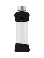 EQUA Active White Black Trinkflasche 550 ml mit Silikonschutz unten (schwarz) und oben (schwarz).