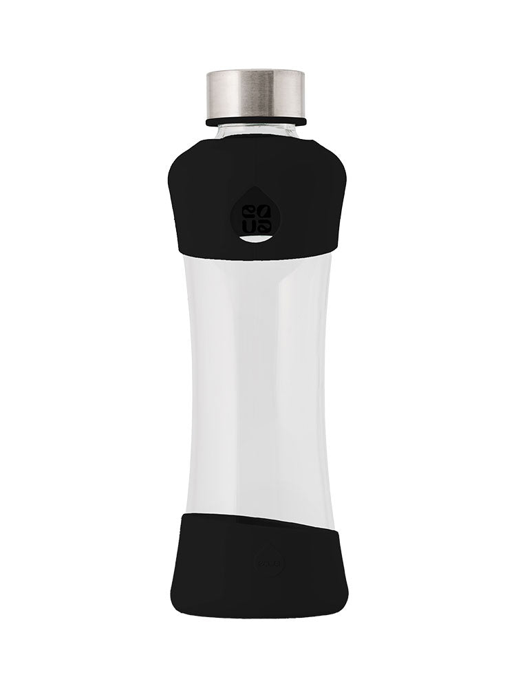 EQUA Active White Black Trinkflasche 550 ml mit Silikonschutz unten (schwarz) und oben (schwarz).