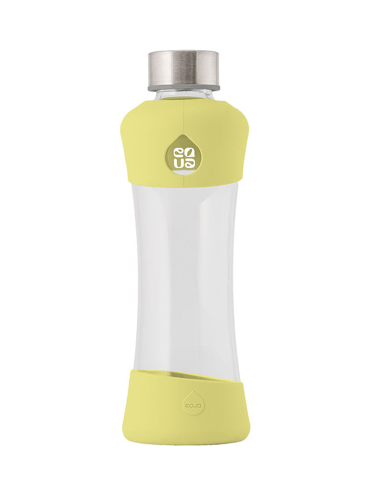 EQUA Active Lemon Trinkflasche 550 ml mit Silikonschutz unten (pastellgelb) und oben (pastellgelb).