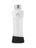 EQUA Active White Glas Trinkflasche 550 ml mit Silikonschutz unten (schwarz) und oben (weiss).
