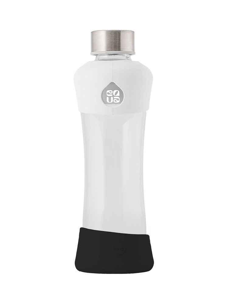 EQUA Active White Glas Trinkflasche 550 ml mit Silikonschutz unten (schwarz) und oben (weiss).
