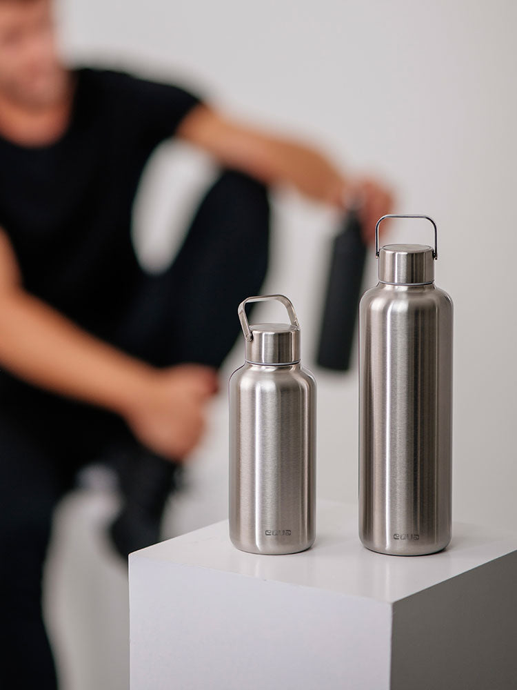 Die ultraleichte Timeless Dark Grey aus Edelstahl ist auch im 1 Liter Format erhältlich.