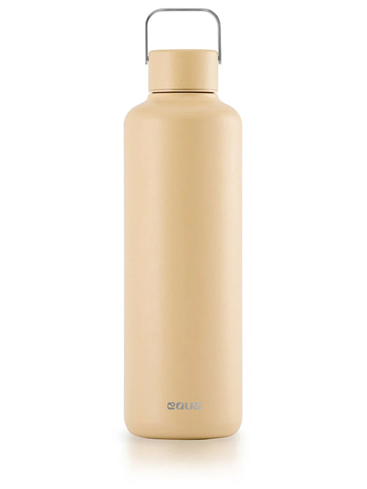 Ultraleichte 1000ml Trinkflasche aus hochwertigem Edelstahl - kompakt und leicht. Uni minimalistisch in der farbe latte (beige). 
