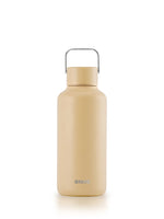 Ultraleichte 600ml Trinkflasche aus hochwertigem Edelstahl - kompakt und leicht. Uni minimalistisch in der farbe latte (beige).