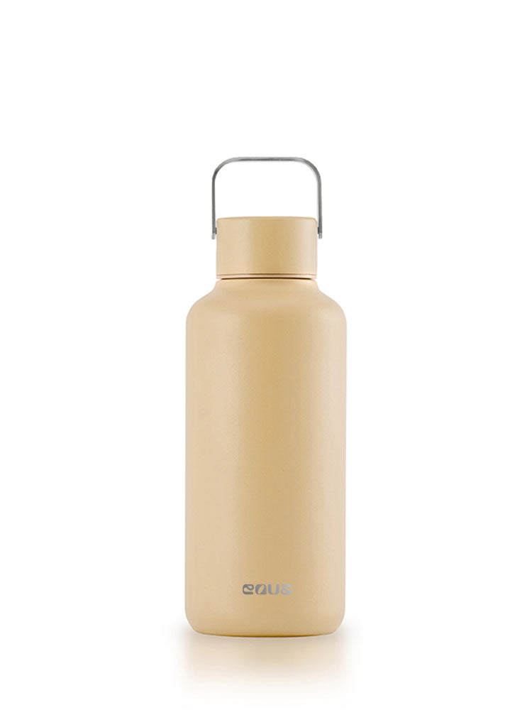 Ultraleichte 600ml Trinkflasche aus hochwertigem Edelstahl - kompakt und leicht. Uni minimalistisch in der farbe latte (beige).