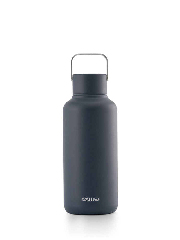 Ultraleichte 600ml Trinkflasche aus hochwertigem Edelstahl - kompakt und leicht. Uni minimalistisch in der farbe navy (dunkelblau).