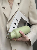 Trink mehr - fühle dich besser: die leicht Trinkflasche Timeless ist als 600ml und kompakte 1 Liter Flasche erhältlich.