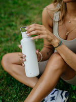 Die Off-White Edelstahl Thermo Flasche begleitet dich vom Gym, im Alltag bis in die Berge.