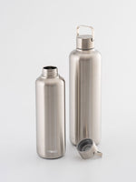 Die Edelstahl Trinkflasche ist auch im 1 Liter Format verfügbar wie auch mit Volumen 600ml.